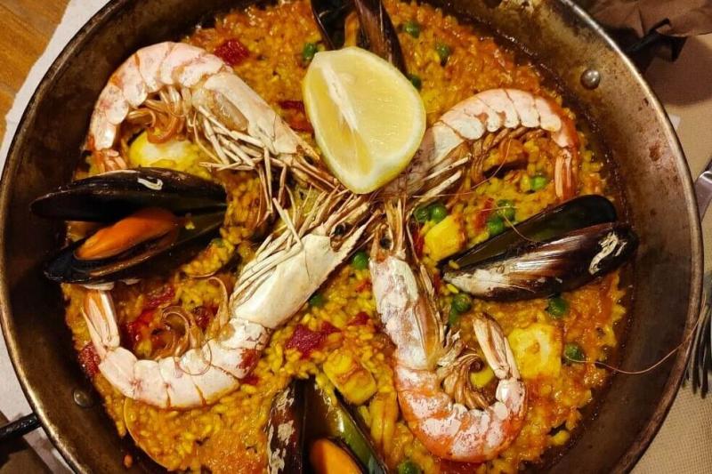 スペイン名物パエリア。魚介や肉の旨みが詰まった郷土料理を、香ばしい香りとともにぜひ味わってください