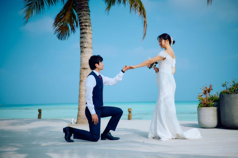 海を背景にウェディングフォト