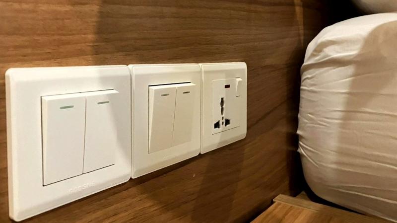 ベッド脇のコンセント。USBはないですが、日本のコンセントをそのまま差し込めるタイプだったので便利！