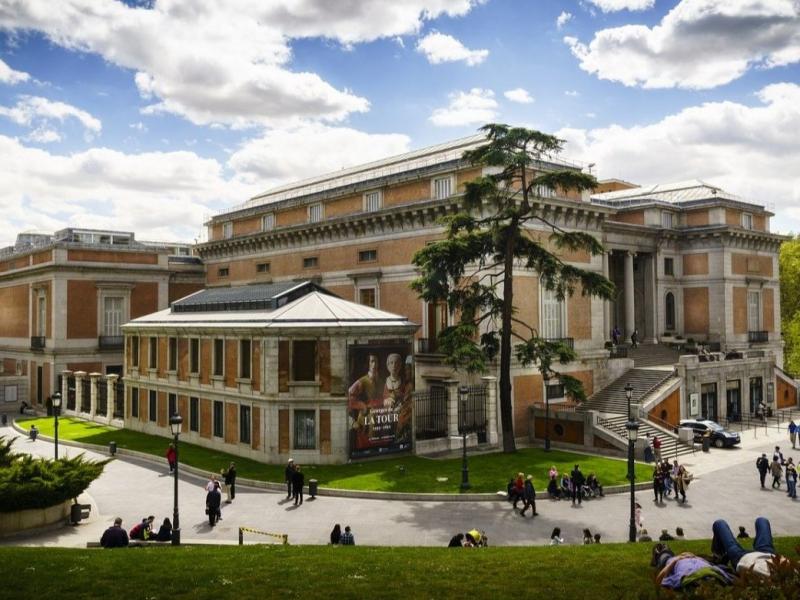 プラド美術館プラド美術館は、約200年の歴史を誇る、マドリード屈指の美術館です。芸術家の作品を可能な限り多く収集するという方針から、「画家の美術館」とも呼ばれてきました。ティツィアーノやルーベンス、ベラスケス、ゴヤなどの名作を含む、12〜19世紀の美術品8,700点以上を所蔵。西洋絵画の歴史を一度に体感できる、見応え抜群のスポットです。