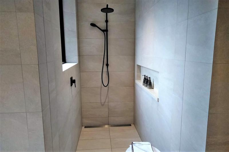 室内シャワールーム。可動式シャワーも付いていて便利です