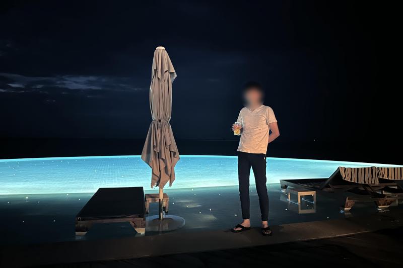 夜のインフィニティプール