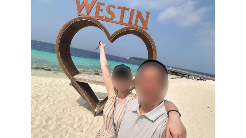 “WESTIN”のモニュメントの前で