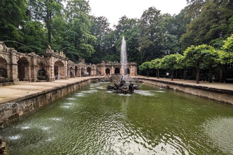 新宮殿の奥に進むともう1つ噴水があります