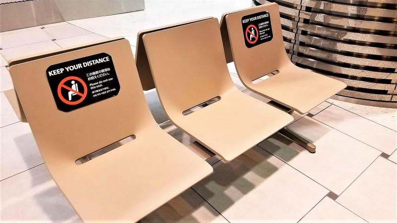 成田空港内にあるすべての椅子はソーシャルディスタンスが保たれています