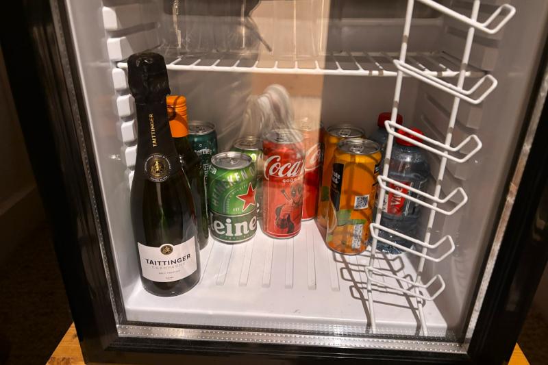 冷蔵庫は入口のクローゼットの下、変わった位置にありました