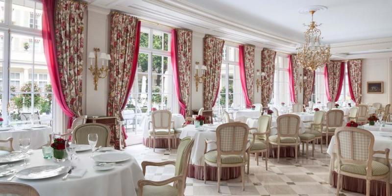 ル ブリストル パリ（フランス）フランス独自の格付けの最高位「パラス」を冠したパリの名門ホテル。パリ有数の豪華さを誇る190の客室とスイートを備え、居心地のよい空間で優雅におくつろぎいただけます。ミシュランの星をもつ2つのレストラン、3つ星の「Epicure」と1つ星の「114 Faubourg」でフランス料理の美食の数々をご堪能ください。
