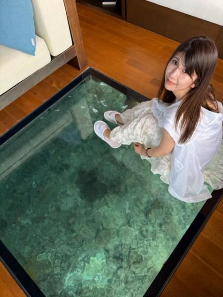 お部屋の床についている窓から、魚が見られます