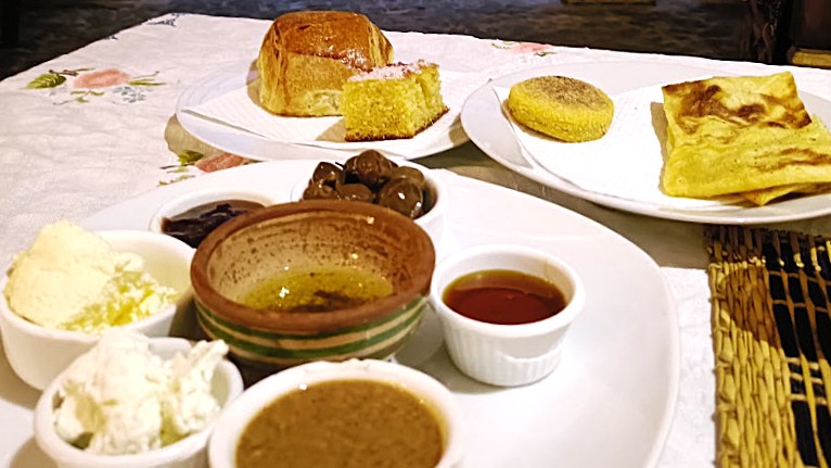 手前の茶色が朝食にでてくるアルガンペースト、アムルー