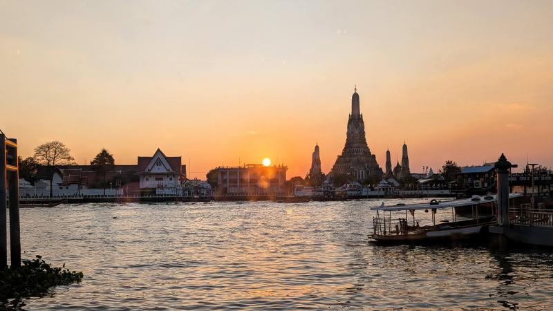 ワット アルンの美しい夕焼け（バンコク）