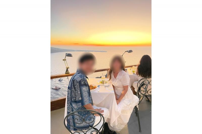 夕日をバックにサントリーニ島でのディナー