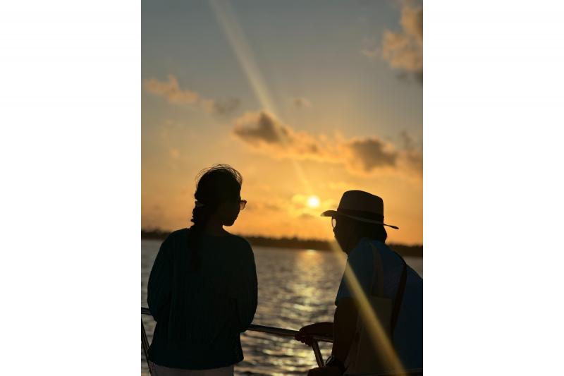 サンセットクルーズで船員さんがこっそり撮影してくれました。夕日と海との構図がばっちりです！