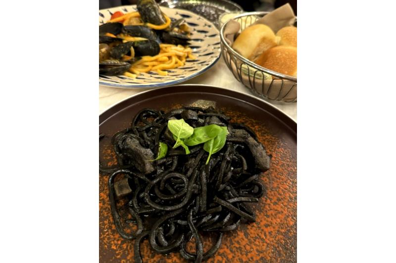 ベネチアで有名なイカ墨パスタ。このレストラン（La Piazza）は本当に美味しいのでおすすめです