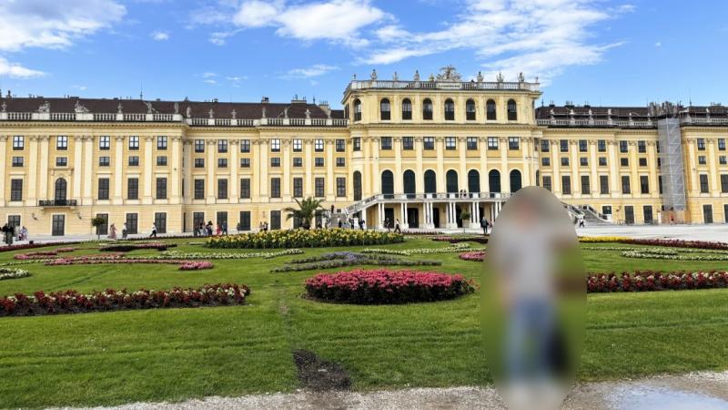 シェーンブルン宮殿の庭園側から（オーストリア）