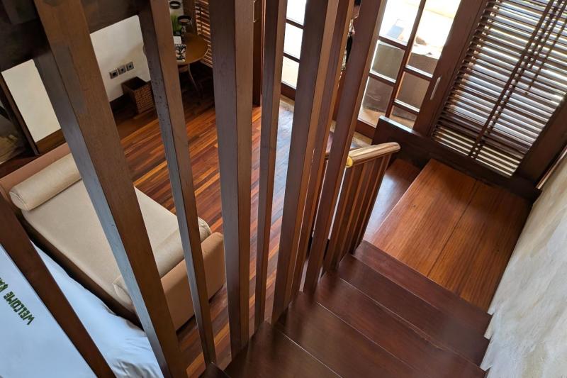 階段を下りて1階のベッドルームへ