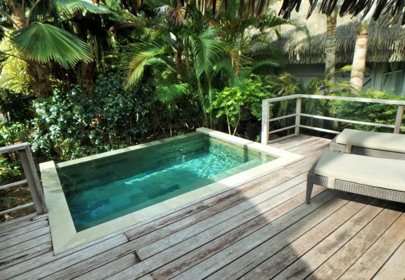 全室プール付きなのがガーデンバンガローの大きな特徴です。緑に囲まれながらプライベートプールでゆったり過ごせるのでご家族、シニアの方におすすめします