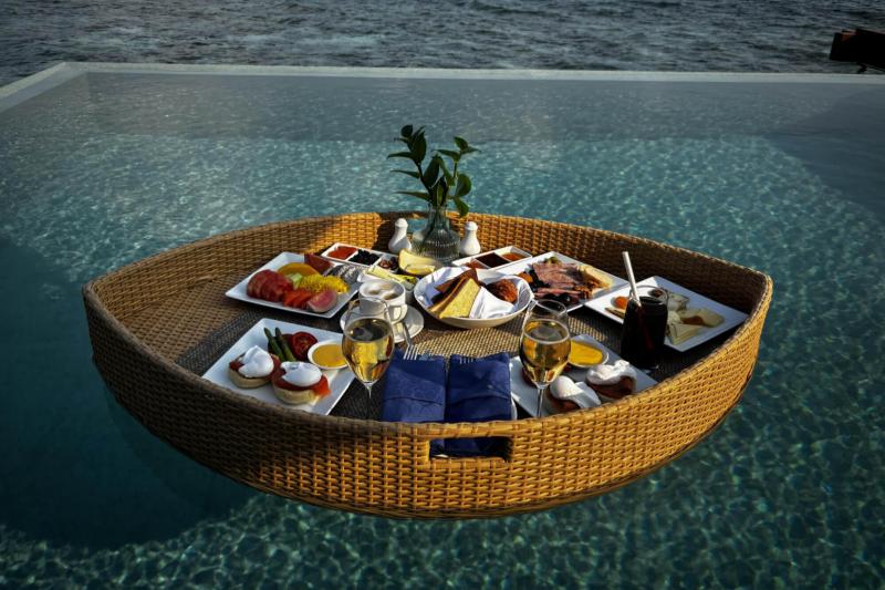 フローティングブレックファーストは、ハネムーン特典でついてきてうれしかったです！ 朝から部屋のプールに浮かべてくれました！ 