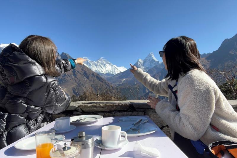 エベレストを眺めながら朝食を（ヘリコプターツアーにて）