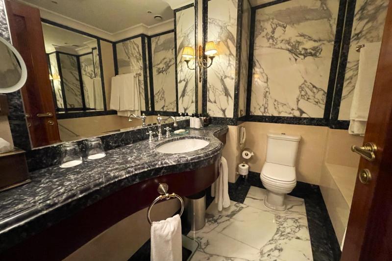 マーブル大理石が豪華な雰囲気のバスルーム