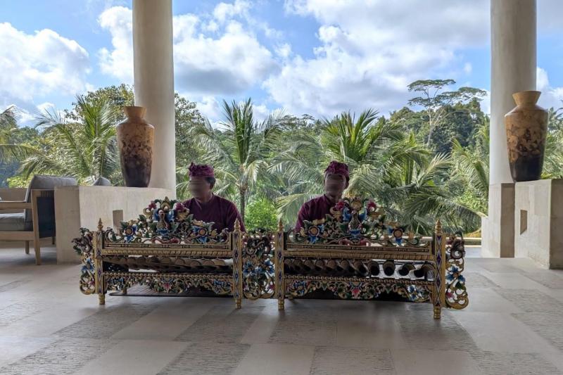 ホテルのロビー内で伝統的なガムランの演奏もありました