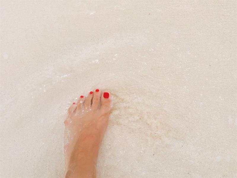 白い砂浜。海の水が透明でキレイです