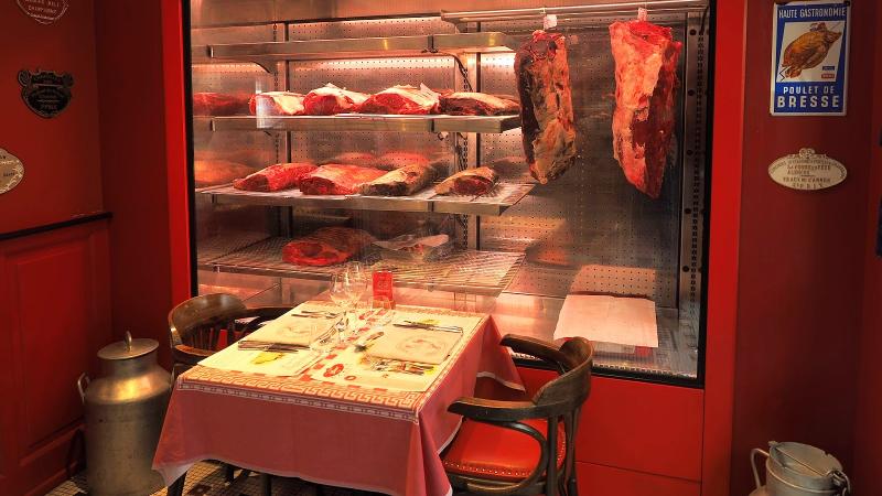 お肉好きにはうれしい、高級なお肉を間近で楽しめるユニークな席もあります
