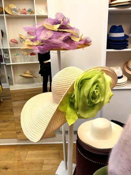 帽子屋さん「Atelier 144」の店内。とても素敵なお帽子ばかり！