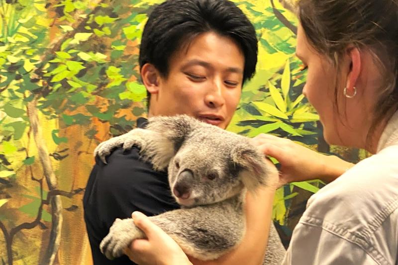 こわがらないように優しく包み込むように抱っこします