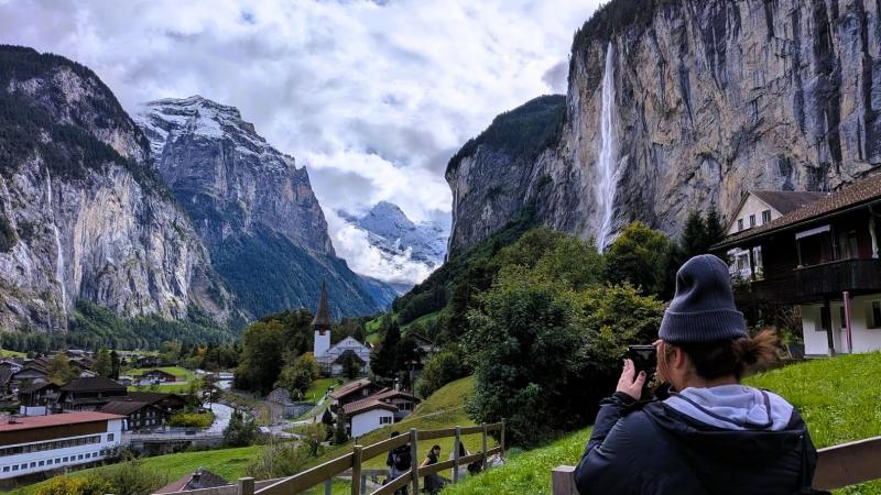 教会から駅側に少し進むと、滝と川と遠くの山々を写真に収められる橋がありました