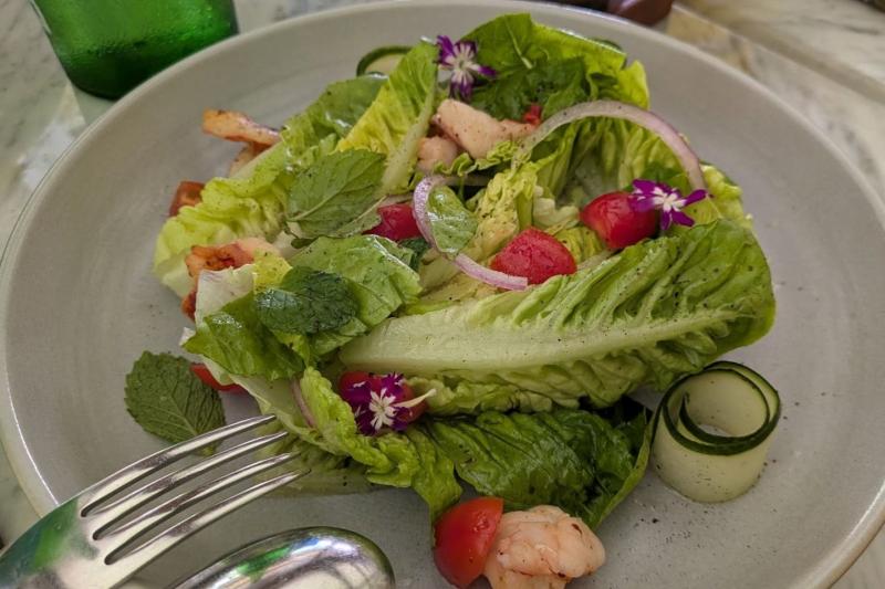 グリルした海老を使った新鮮なサラダ