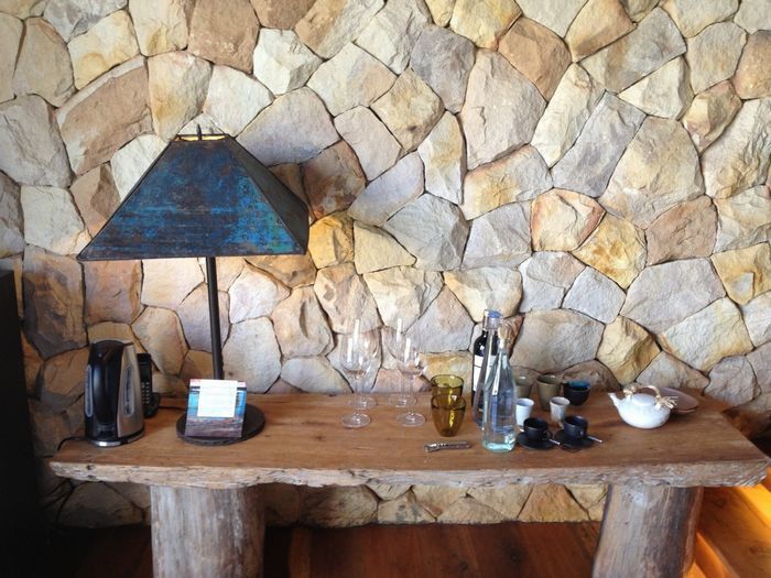 壁際に置かれたテーブル、ワインや水が常備