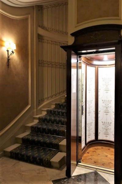 エレベーターは壁も床もレトロなデザインで可愛いです