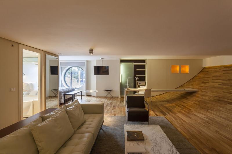 ホテル ユニーク（ブラジル）ブラジルを代表する建築家ルイ・オオタケ氏による、個性的な外観をもつサンパウロの5つ星ホテル。デザインと快適さが一体となった居心地の良い空間を提供しています。なかでも一部の部屋にある「無限の床」はデザイン重視の方におすすめ。ホテルの屋上のスカイバーというプールも完備したラウンジはサンパウロの人気のスポットとなっています。《❼》