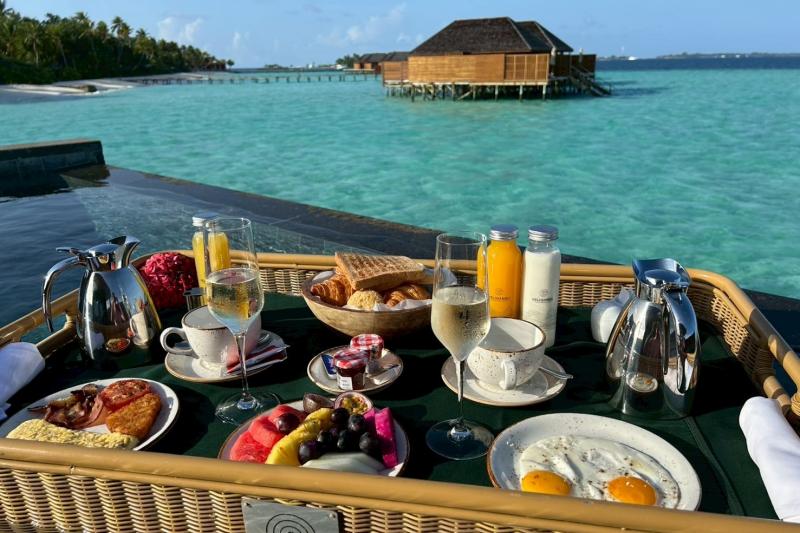 水上ヴィラでのフローティングブレックファースト