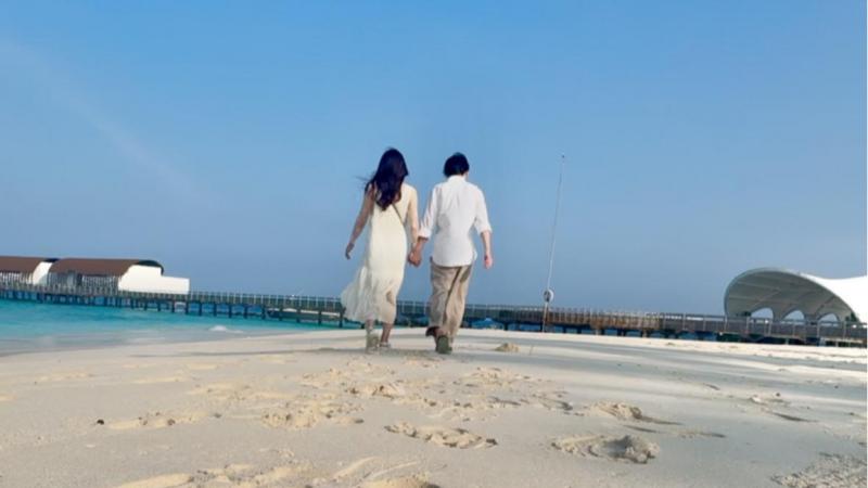 海を歩いてる2人の写真です！