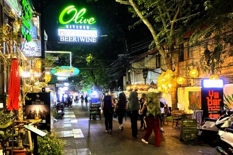 ランブトリーロード。隣のカオサンロードよりも少し落ち着いたレストランやカフェが多い（バンコク）