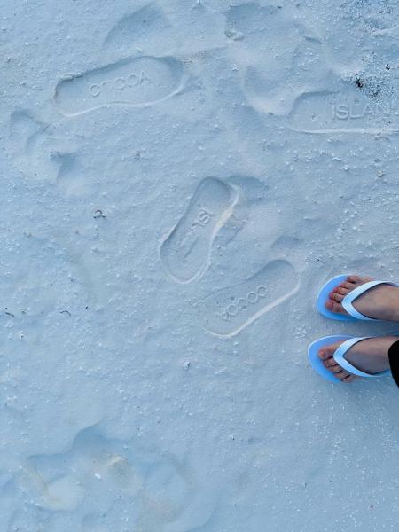ビーチサンダルで歩くと、COCOA ISLANDの跡が！