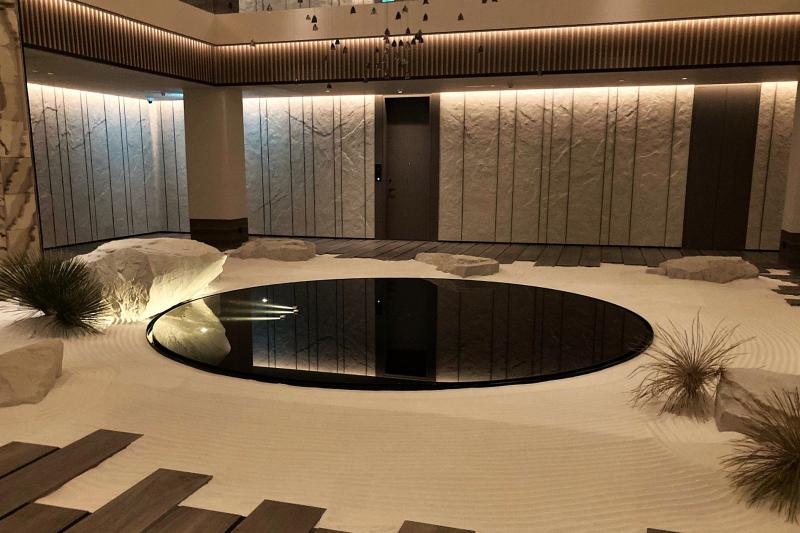 客室に囲まれた枯山水庭園をイメージした日本庭園