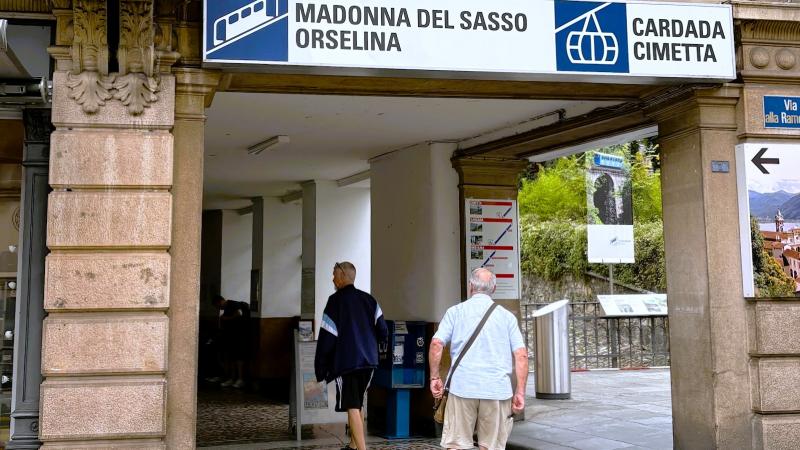 ロカルノ駅前のフニクラ乗り場入口です。ストップリクエストの事情を知らずに乗った私は、山頂駅のオルセリーナまで行ってしまいましたが、車掌さんに言って、下りの時にベルヴェデーレ駅に停まってもらいました（;^ω^）ちなみにフニクラは、ロカルノ駅～オルセリーナ駅まで片道5分くらいのピストン運行です。