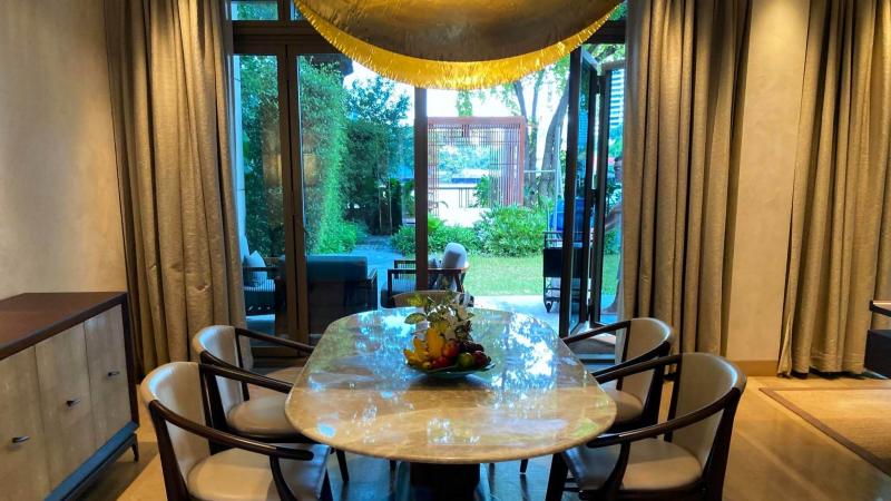 大きなテーブルのダイニングルーム