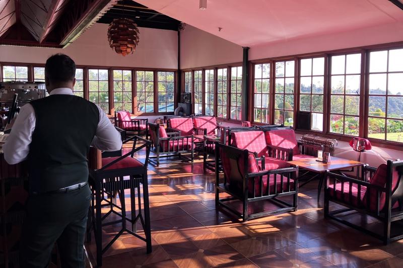 日中には本格的なアフタヌーンティーを