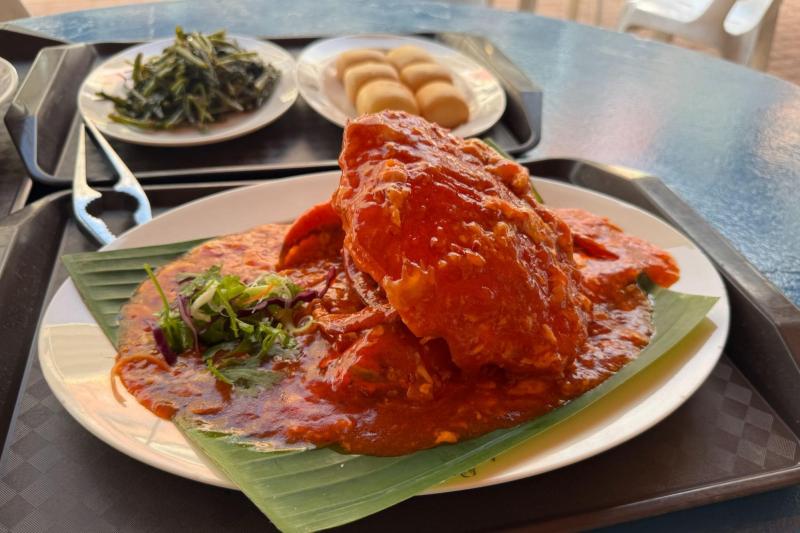 シンガポールで有名なチリクラブ。ホーカー（屋台）で注文しました