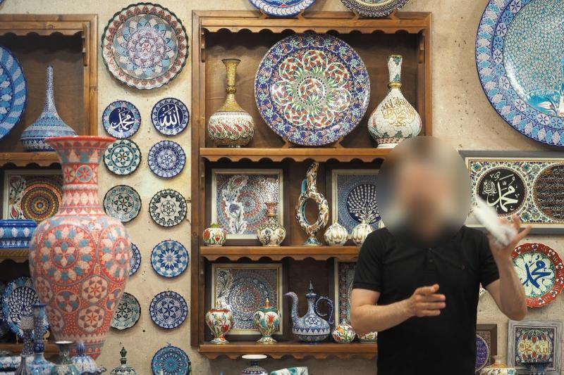 トルコ陶器の歴史について、お店の方が詳しくレクチャー