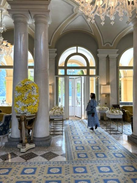 ヴィラ デステの明るいテラスでランチタイムへ