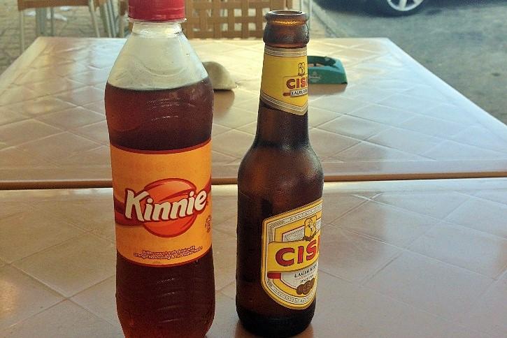こちらはマルタで飲んだドリンク★炭酸飲料のKinnie（ドクターペッパーみたいな味）とビールのCISK！アルコールが安くて最高！Kinnieとほとんど値段変わらず！