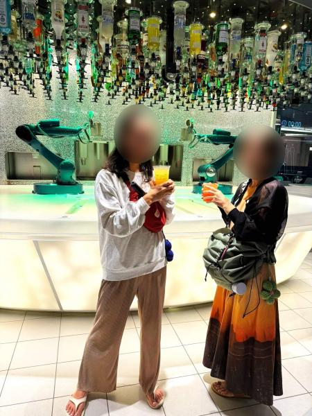 船内にはロボットのバーテンダーがつくるバイオニックバーもありました