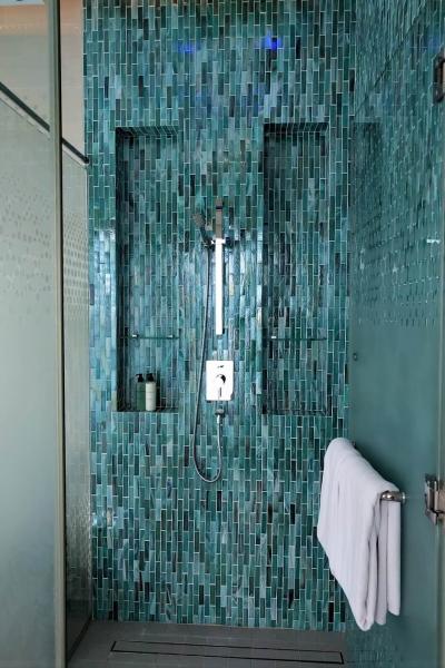シャワー室はブルーの光るタイルで、とても涼しげで気分が明るくなりますね♪