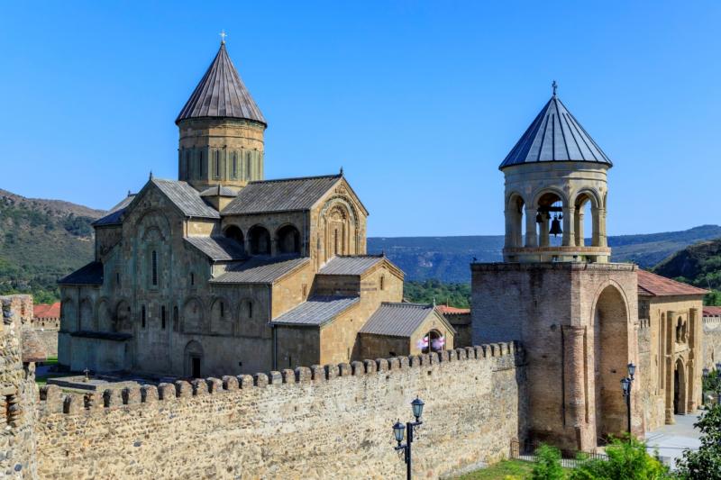 ◆ムツヘタの文化財群（Historical Monuments of Mtskheta）／1994年登録紀元前3世紀から紀元後5世紀頃まで、イベリア王国（カルトリ王国）の首都として栄えたムツヘタに残る宗教建築群。ジュヴァリ修道院、スヴェティツホヴェリ大聖堂、サムタヴロ修道院で構成され、中世コーカサス地方の宗教建築を代表する遺産として、古代ジョージアの高度な芸術と文化を今に伝えています。（写真はスヴェティツホヴェリ大聖堂）