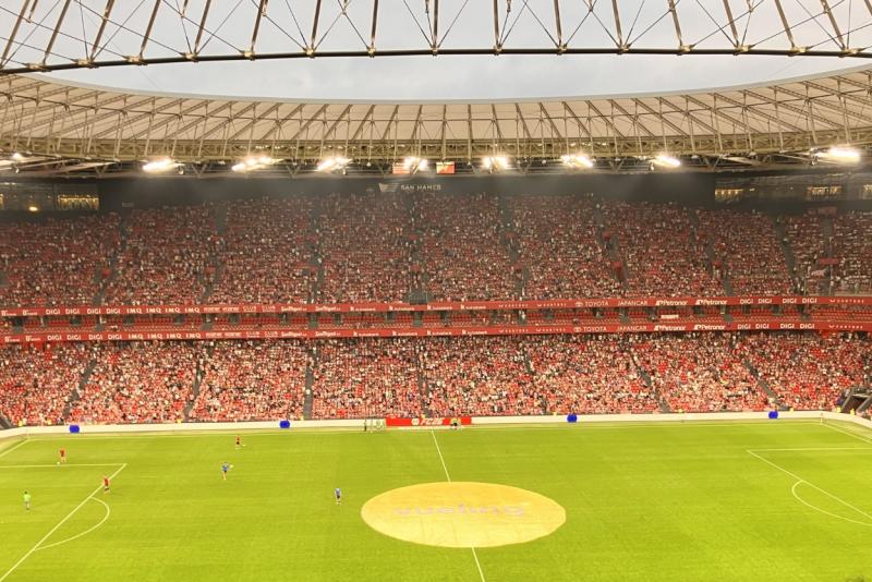 サッカーも見ることができ、試合の迫力とAthleticClub（アスレティック・ビルバオ）のサポーターの熱気も感じることができました（写真：サンマメススタジアム）。ただ、ブエリング航空が1時間遅延したため後半だけでした。サッカーを見たい人は冬から春に計画されること、をお勧めします。