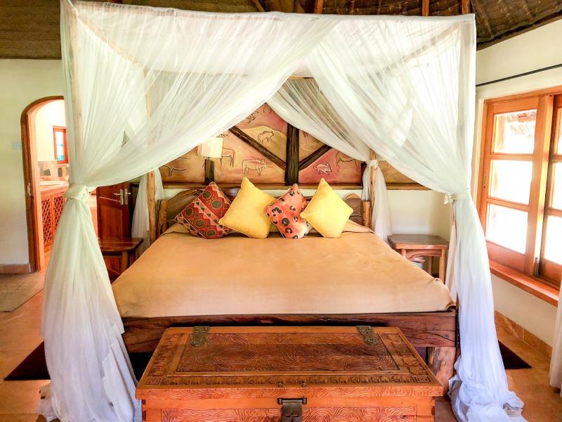 キングサイズのベッド。蚊対策の蚊帳もあり、快適に寝られそうです